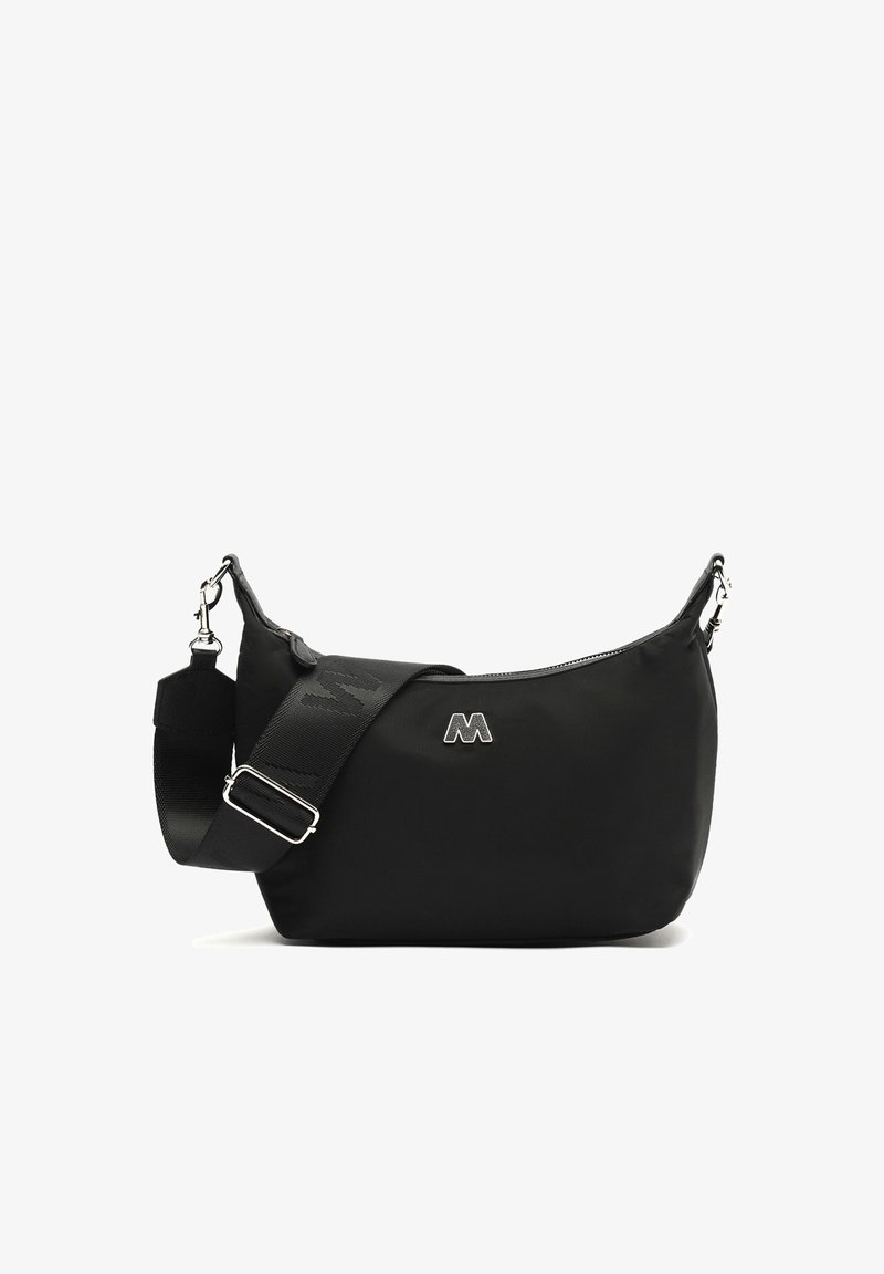 Černá nylonová taška s zakřiveným tvarem. Má stříbrné logo, texturovaný nastavitelný popruh a horní zipové uzavření.