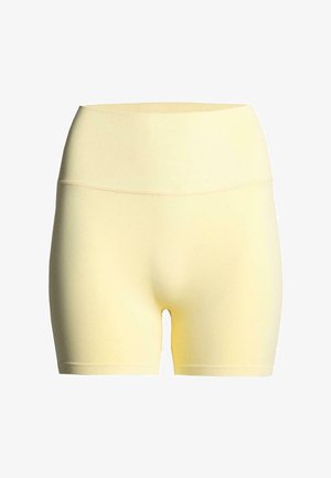 Shorts en tissu jaune avec une taille côtelée, présentant une texture lisse et un design de longueur intermédiaire, adaptés pour le sport ou les tenues décontractées.