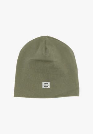 Bonnet vert en tissu tricoté texturé, doté d'une petite étiquette logo carrée à l'avant, avec un sommet arrondi et un ajustement serré.