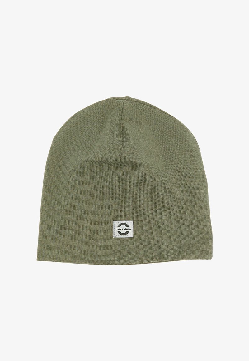 Bonnet vert en tissu tricoté texturé, doté d'une petite étiquette logo carrée à l'avant, avec un sommet arrondi et un ajustement serré.