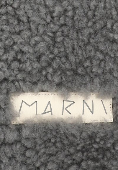 Tessuto grigio testurizzato con una superficie morbida e pelosa; presenta un'etichetta in pelle bianca con "MARNI" impresso in lettere grigie.