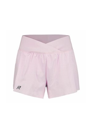 Shorts de sport rose clair avec une large ceinture croisée, présentant une texture perforée et un détail logo sur le côté inférieur gauche.