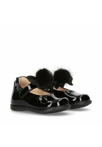 Scarpe in pelle verniciata nera con punte tonde, dotate di una tracolla in tessuto nero e due pompon in pelliccia sulla parte anteriore. Suole in gomma flat.