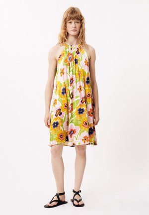 Robe halter florale avec des fleurs jaunes, roses et bleues vibrantes sur un fond clair ; tissu léger ; longueur genou avec une forme fluide.