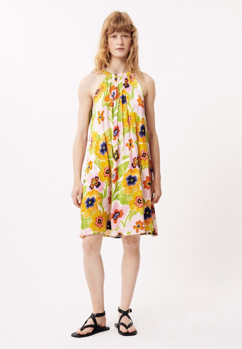 Blumen-Halterkleid mit lebhaften gelben, rosa und blauen Blumen auf einem hellen Hintergrund; leichtes Material; knielang mit fließender Form.