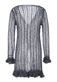 Sötét szürke kötött, hosszú ujjú top strukturált mintázattal, V-hát kialakítással, fodros mandzsettákkal és laza, szellős szabással.