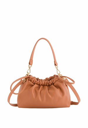 Bolso de mano de cuero marrón fruncido con asa corta y correa larga desmontable, con herrajes dorados y un diseño suave y fruncido.