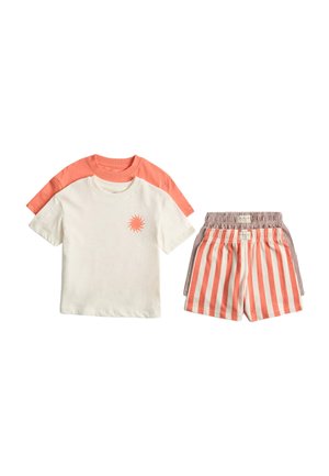 Due t-shirt a maniche corte, una crema con grafica sole corallo, una corallo tinta unita, abbinate a due pantaloncini con vita elastica, uno a righe corallo e crema, uno a righe dai toni smorzati.