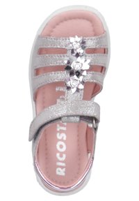 Silver glittriga sandaler med tre blomdekorationer, rosa vadderad innersula, öppen tådesign, justerbar rem och vit sula.
