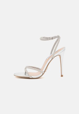 Silberne High-Heels-Sandalen mit dünnen Riemen, verziert mit Strasssteinen, mit einem eleganten Design und einer spitzen Zehenpartie.