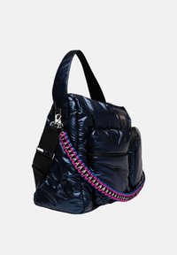Marineblauwe gewatteerde handtas met een glanzende afwerking, met een gevlochten schouderband in roze en blauw. Inclusief zilverkleurige hardware en een opbergvak met ritssluiting.