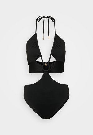 Sort bikini-sæt med en trekantet halterneck-top, der har samlet stof, udskæringer og en cirkulær hardware-detalje i midten; slankt design.