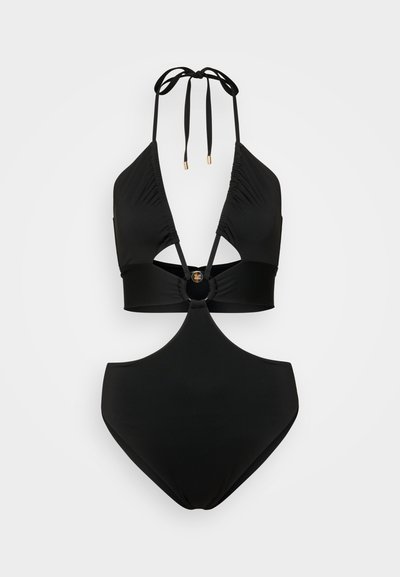 Musta bikinit-setti, jossa on kolmiomainen naruolkaintoppi, kootut kangasosat, aukot ja pyöreä varustekoriste keskellä; tyylikäs muotoilu.