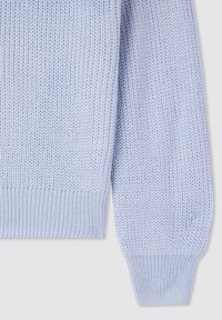 Jasnoniebieski sweter z dzianiny, z teksturowanym wzorem, prążkowanymi mankietami i luźnym krojem. Materiał wydaje się miękki i przewiewny.