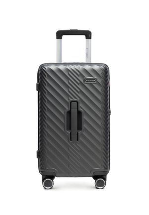 Czarna twarda walizka z diagonalnymi żłobieniami, wysuwanym uchwytem, czterema kółkami oraz centralnym uchwytem do przenoszenia, widok od przodu.