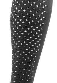 Zwarte beenbedekking met een herhalend wit plustekenpatroon, gemaakt van een gladde, rekbare stof, ontworpen voor comfort en pasvorm.