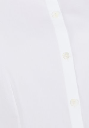 Witte blouse met een gladde textuur en een rij parelachtige knopen langs de knoopsluiting, met een frisse, schone uitstraling.