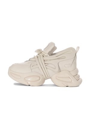 Beżowe sportowe sneakersy z fakturowaną siateczką, zaokrągloną podeszwą, unikalnym warstwowym wzornictwem i wyraźnym detalem sznurowania.