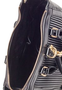 Czarna skórzana torebka z pionowymi fałdami, złotymi akcentami metalowymi i zamkiem błyskawicznym, który odsłania gładkie, ciemne wnętrze.