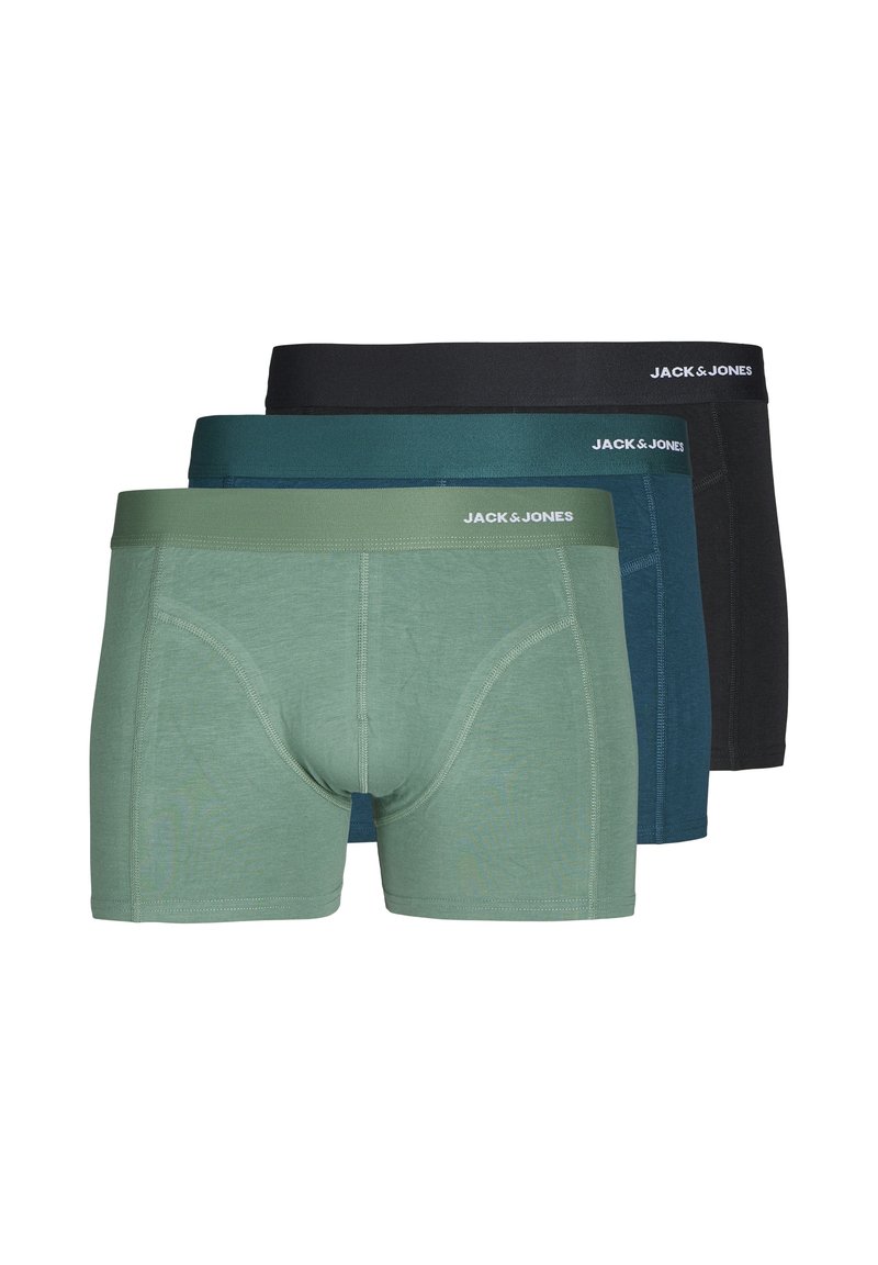 Drie paren boxershorts in groen, teal en zwart. Elk heeft een zachte stof, een elastische tailleband met het "JACK & JONES" logo en een aansluitend ontwerp.