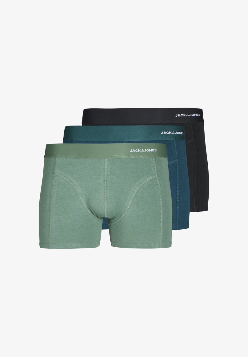 Drie paren boxershorts in groen, teal en zwart. Elk heeft een zachte stof, een elastische tailleband met het "JACK & JONES" logo en een aansluitend ontwerp.