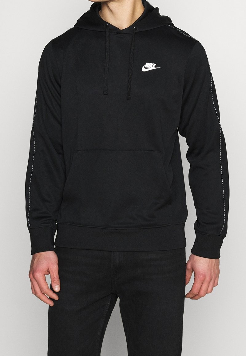 Schwarzer Nike-Hoodie mit einer Vorderasche, Kapuze mit Kordelzug und weißem Logo. Verfügt über weiße Nähte an den Ärmeln und Bündchen.