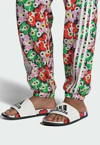 adidas Sportswear ADILETTE COMFORT - Ciabatte da mare - off white core black core black