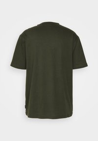 Camiseta de manga corta color verde oliva con cuello redondo, hecha de material de algodón suave. Diseño simple, sin adornos y con un corte relajado.