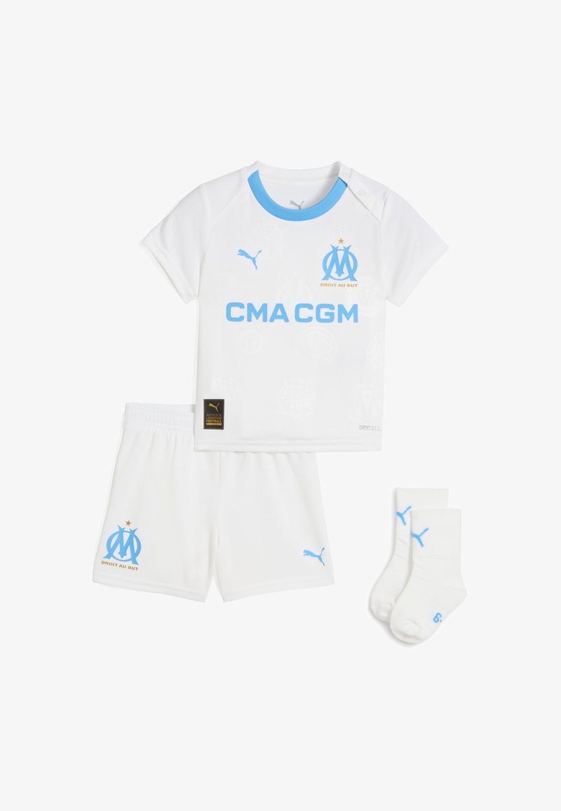 Witte voetbaloutfit voor kinderen, bestaande uit een T-shirt met korte mouwen, shorts en sokken. Blauwe accenten, teamlogo, ademend materiaal.