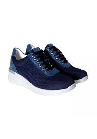 Sneakers blu navy con tomaia in tessuto a maglia, dettagli in suede e suola in gomma bianca. Presentano chiusura con lacci e un motivo testurizzato.
