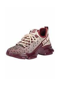 Baskets de sport bordeaux avec une tige texturée présentant un design dégradé. Lacets crème et logo sur le côté. Semelle épaisse et brillante.