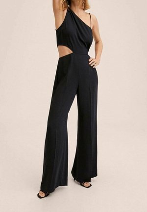Czarny kombinezon z asymetrycznym dekoltem, wycięciem, szerokimi nogawkami i gładką fakturą. Brak widocznych wzorów lub elementów ozdobnych.
