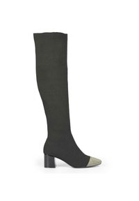 Botín de calcetín hasta la rodilla en verde oscuro, con un chunky heel negro y una puntera metálica en forma de punta. Material de punto texturizado a lo largo del eje.