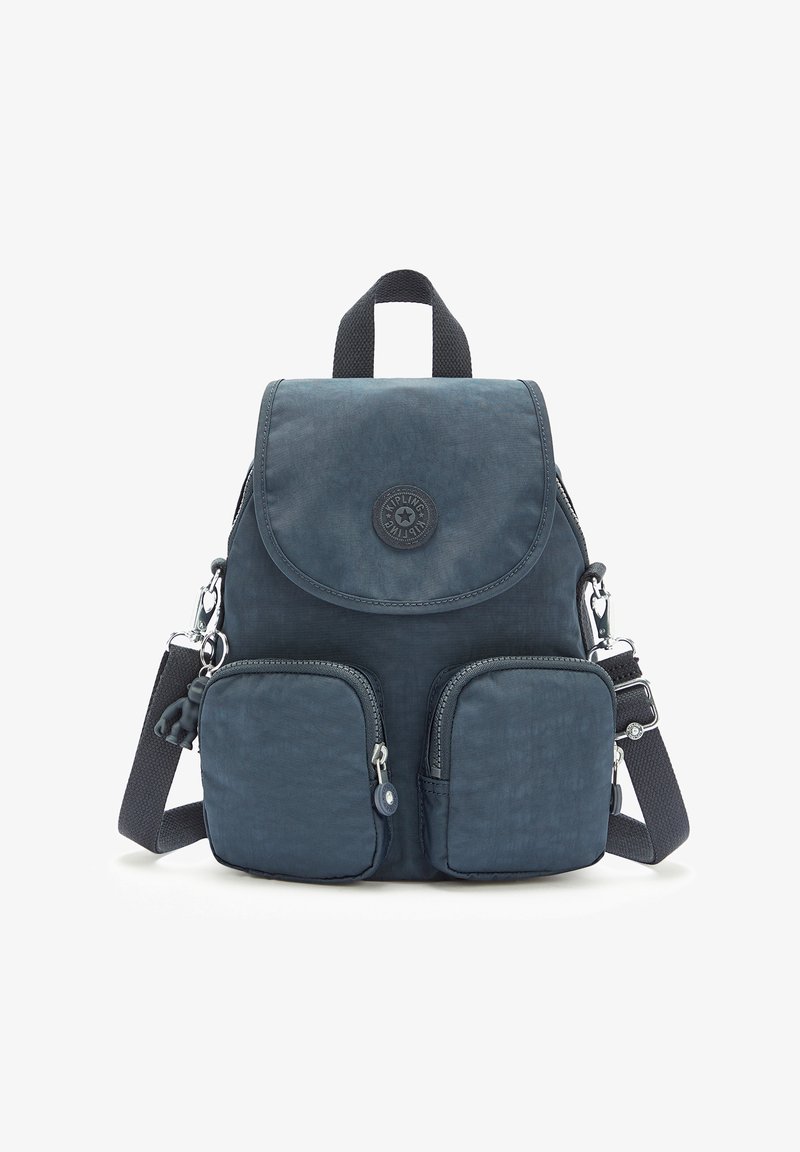Zaino blu navy realizzato in tessuto morbido, con chiusura a pattina, due tasche anteriori con zip e spallacci regolabili con manico superiore.