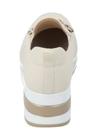 Beige Slip-On-Sneaker mit runder Ferse, strukturiertem Obermaterial und einer Sohle mit weißen und goldenen Akzenten. Verfügt über eine Schlaufe an der Rückseite für einfaches An- und Ausziehen.