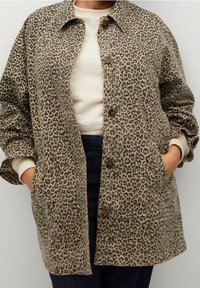 Giacca in stampa leopardata beige, con chiusura a bottoni, colletto da camicia e tasche laterali. Tessuto morbido con vestibilità rilassata.