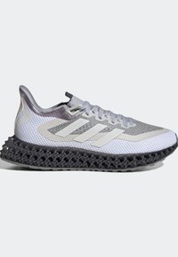 Zapatilla deportiva ligera con un upper de malla gris y blanco, tres franjas blancas y una entresuela texturizada impresa en 3D en negro. Diseño con cordones.