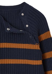 Himmelblaues Strickpullover mit zwei horizontalen orangenen Streifen, mit Druckknöpfen entlang der SchulterNaht und des Halsausschnitts.