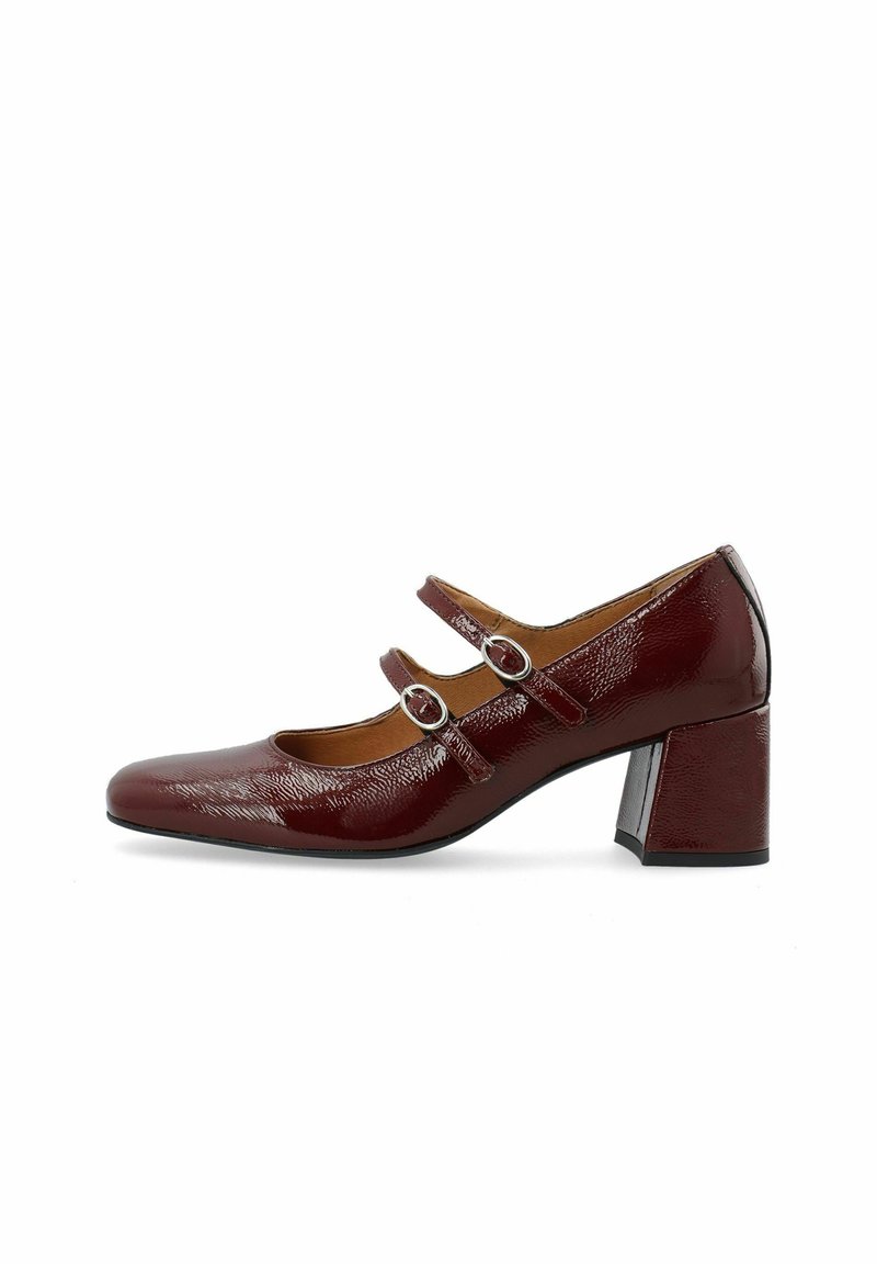Zapato Mary Jane de charol burdeos con punta cuadrada, diseño de dos tiras, acentos de hardware circular y tacón cuadrado de altura media.