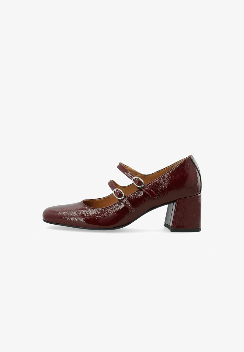 Zapato Mary Jane de charol burdeos con punta cuadrada, diseño de dos tiras, acentos de hardware circular y tacón cuadrado de altura media.