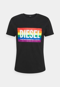 Musta puuvillane T-särk ümmarguse kaelusega, millel on vikerkaarevärvides "DIESEL" logo ja tekst "EDUKA ELU POOLE" all.