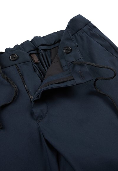 Granatowe spodnie z zamkiem i zapięciem na guzik, elastycznym pasem i sznurkiem. Wykonane z gładkiego materiału i posiadają czyste detale szwów.