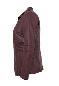 Bordeauxrote Lederjacke mit tailliertem Design, Reißverschluss vorne, seitlichen Taschen und gerippten Texturen an den Ärmeln.