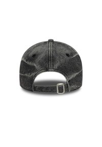Cappello da baseball in denim nero con visiera curva, chiusura regolabile con strapback e texture sbiadita sul tessuto. Nessun marchio visibile.