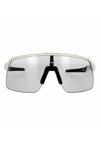 Okulary przeciwsłoneczne z białą ramą i szarymi soczewkami. Charakteryzują się szeroką konstrukcją, mostkiem z czarnym gumowym wkładem oraz czarnymi zausznikami.