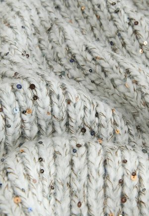 Flauschiger Strickpullover in Hellgrau aus dicker, strukturiertem Garn. Bestickt mit kleinen, glänzenden Pailletten in Gold, Marineblau und Silber.