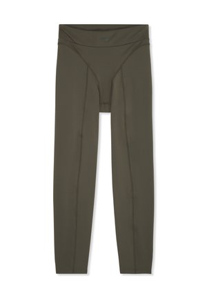 Zielone legginsy sportowe w kolorze oliwkowym z wysokim stanem i widocznymi przeszyciami, z małym logo FILA na przednim pasku.