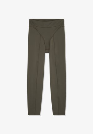 Zielone legginsy sportowe w kolorze oliwkowym z wysokim stanem i widocznymi przeszyciami, z małym logo FILA na przednim pasku.