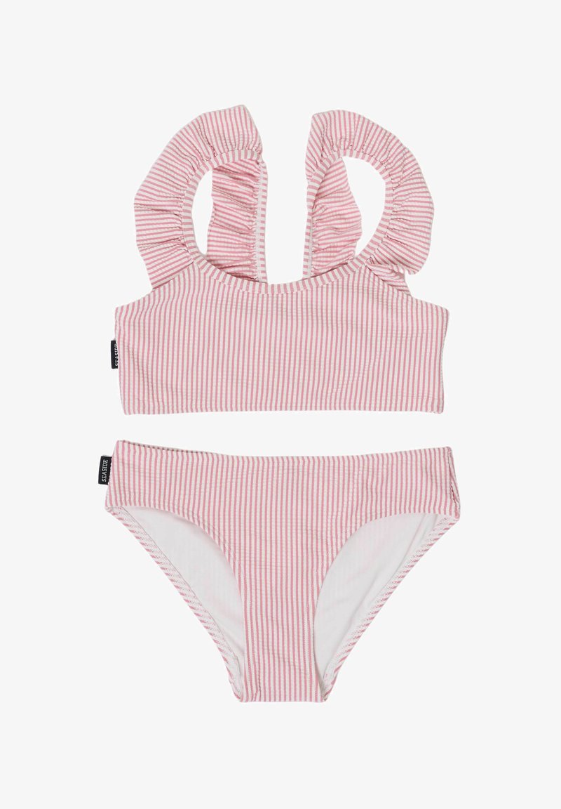 Bikini fille rayé vertical rose et blanc avec bretelles volantées et bas assortis, tous deux avec des étiquettes de marque noires.