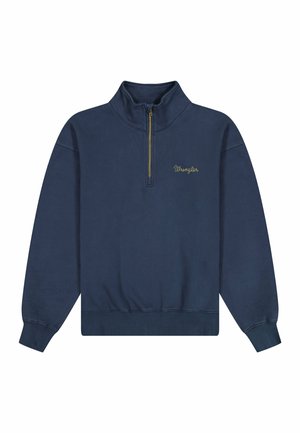 Marineblauwe pullover met lange mouwen, een kraag met een ritssluiting tot een kwart en een klein "Wrangler"-logo in geel geborduurd op de borst.